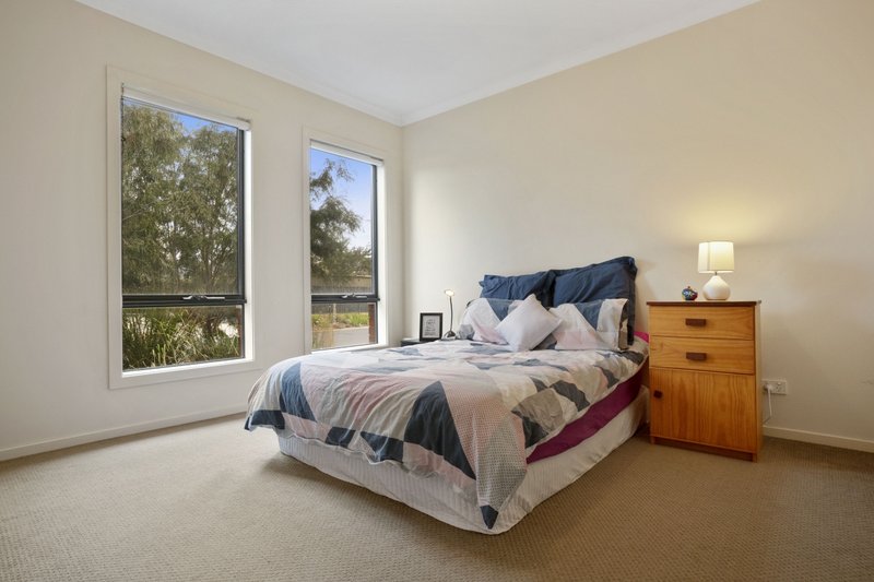 Photo - 14 Landmark Crescent, Manor Lakes VIC 3024 - Image 6