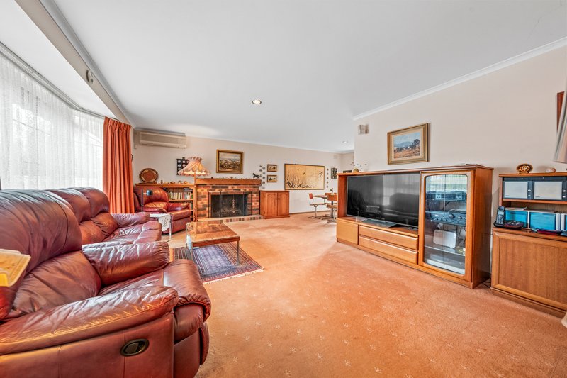 Photo - 14 Lillee Close, Wantirna South VIC 3152 - Image 2