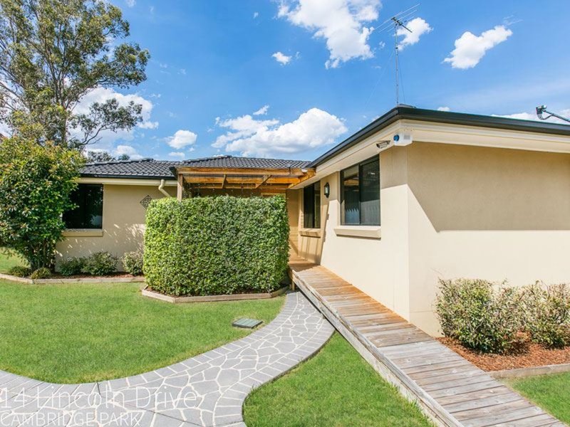 14 Lincoln Drive, Cambridge Park NSW 2747