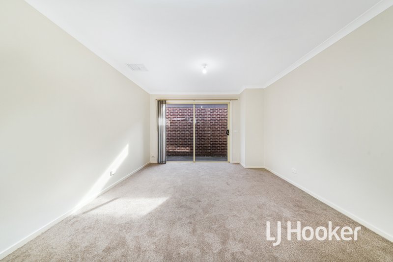 Photo - 14 Lobelia Street, Pakenham VIC 3810 - Image 4