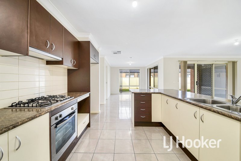 Photo - 14 Lobelia Street, Pakenham VIC 3810 - Image 11