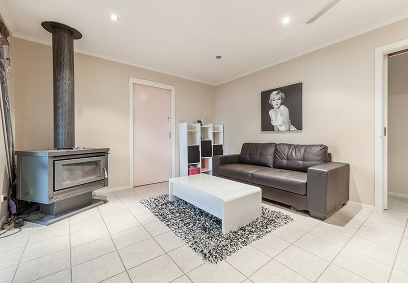 Photo - 14 Longtown Court, Craigieburn VIC 3064 - Image 3