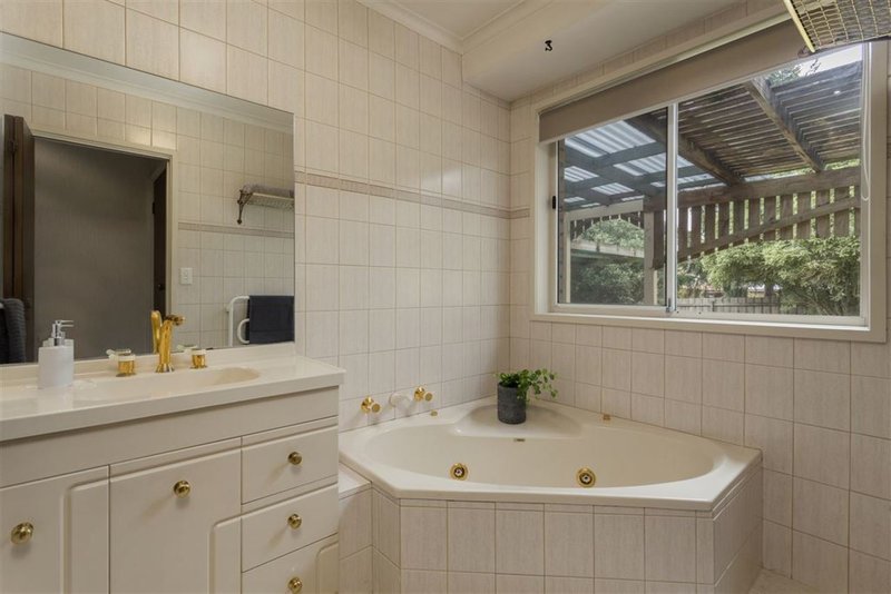 Photo - 14 Lotus Crescent, Mulgrave VIC 3170 - Image 5