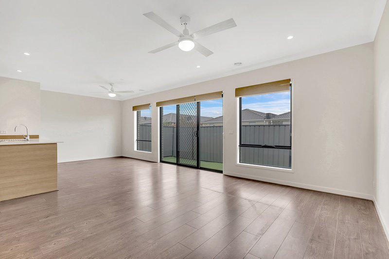 Photo - 14 Loudon Circuit, Craigieburn VIC 3064 - Image 4