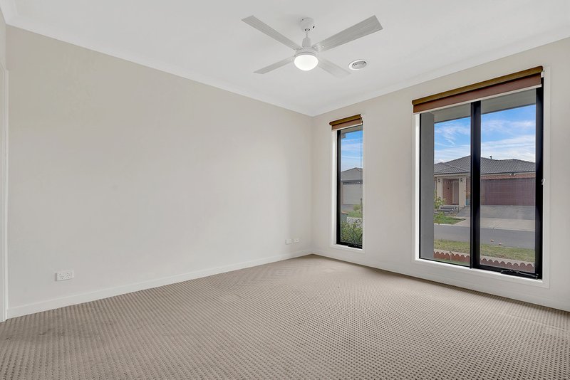 Photo - 14 Loudon Circuit, Craigieburn VIC 3064 - Image 9