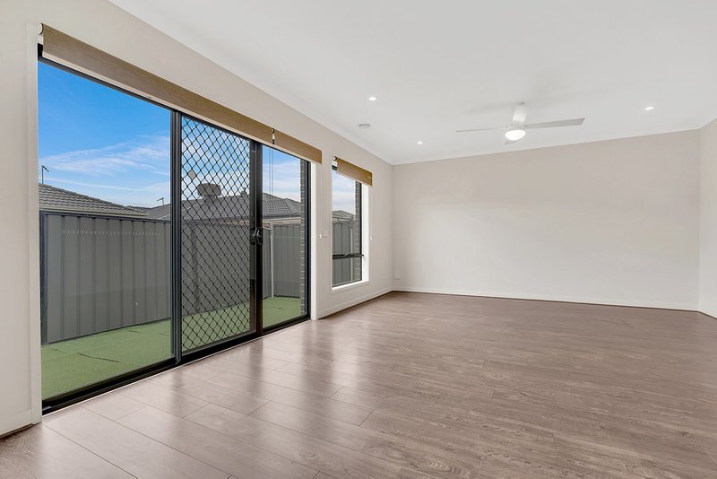 Photo - 14 Loudon Circuit, Craigieburn VIC 3064 - Image 14