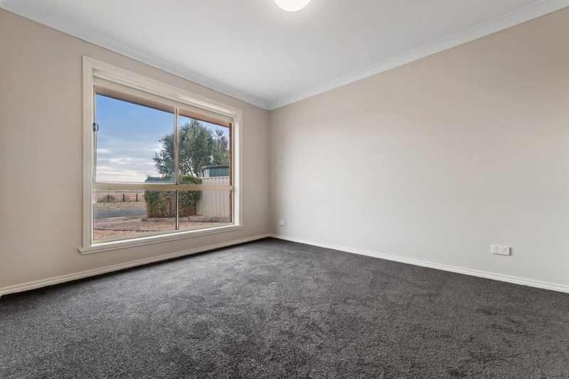 Photo - 14 Lyme Park Circle, Caroline Springs VIC 3023 - Image 2