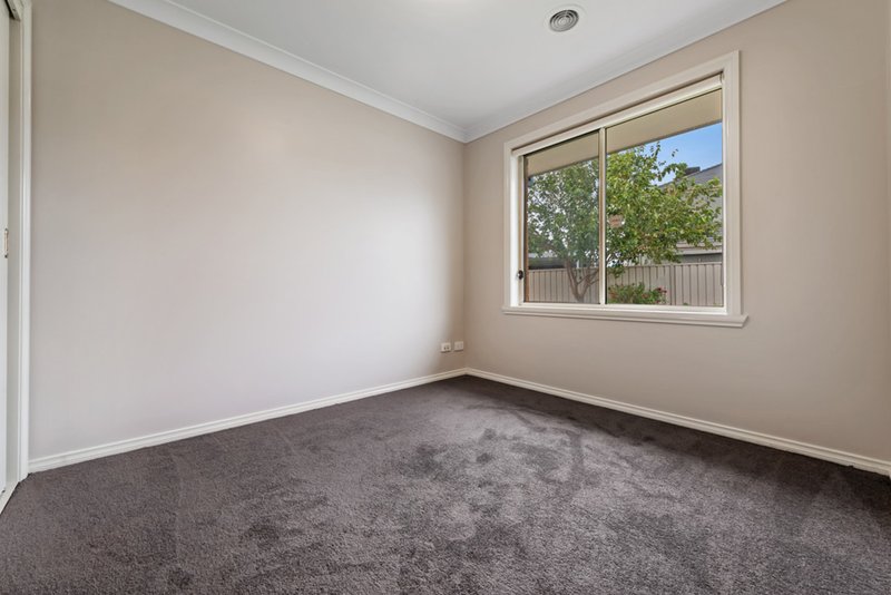 Photo - 14 Lyme Park Circle, Caroline Springs VIC 3023 - Image 10