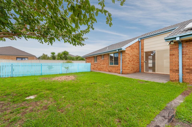 Photo - 14 Lyme Park Circle, Caroline Springs VIC 3023 - Image 12