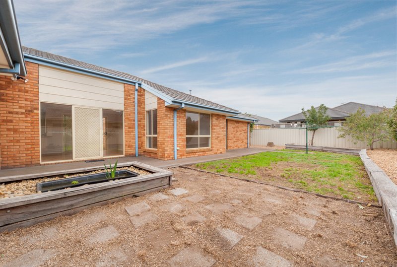 Photo - 14 Lyme Park Circle, Caroline Springs VIC 3023 - Image 13