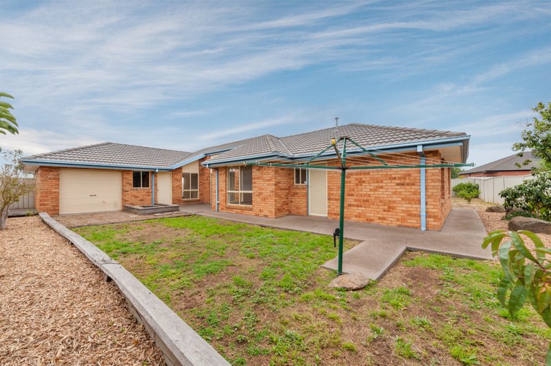 Photo - 14 Lyme Park Circle, Caroline Springs VIC 3023 - Image 14