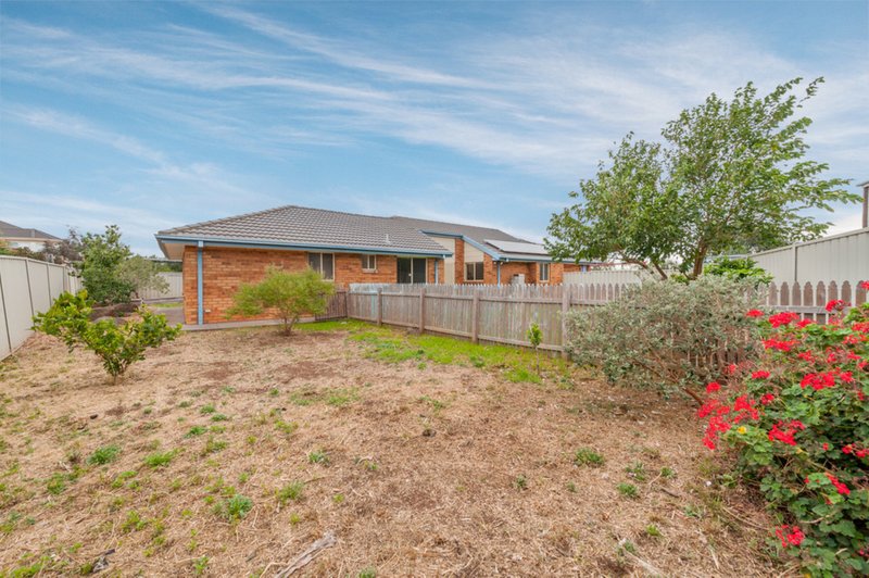 Photo - 14 Lyme Park Circle, Caroline Springs VIC 3023 - Image 15