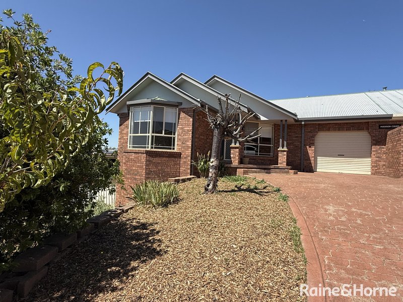 1/4 Madison Way, Orange NSW 2800