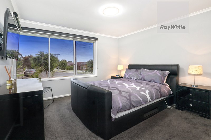 Photo - 14 Mayfair Close, Gladstone Park VIC 3043 - Image 11