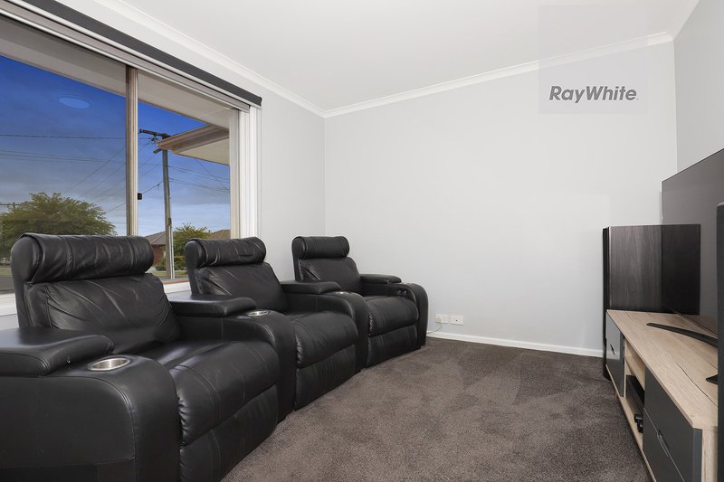 Photo - 14 Mayfair Close, Gladstone Park VIC 3043 - Image 13