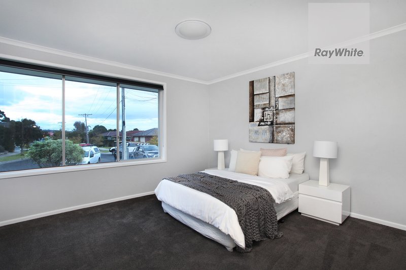 Photo - 14 Mayfair Close, Gladstone Park VIC 3043 - Image 10