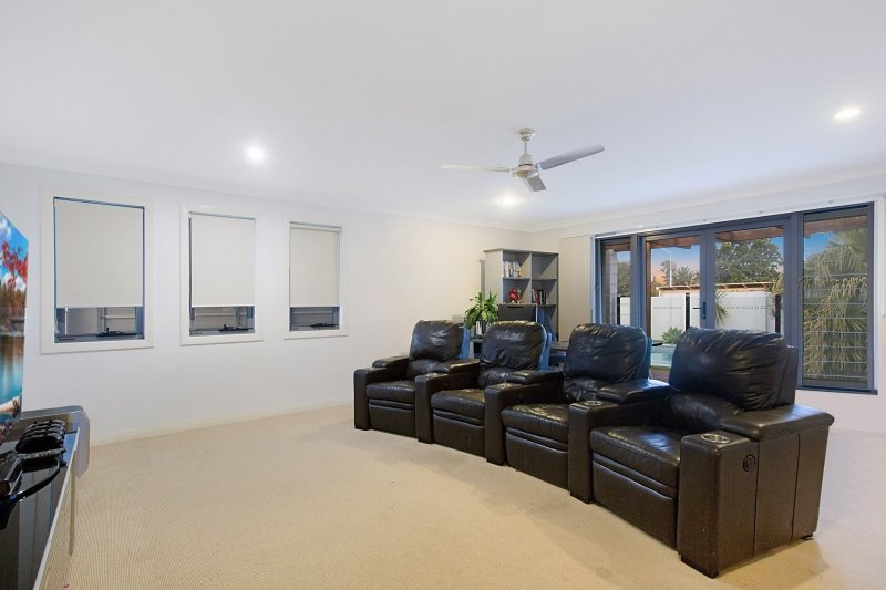 Photo - 14 Mcilwain Drive, Mermaid Waters QLD 4218 - Image 10