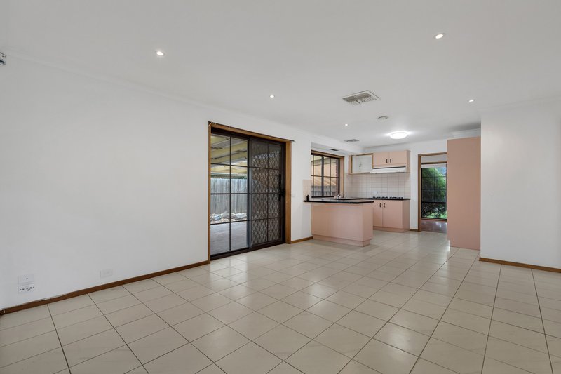 Photo - 14 Mcmurray Crescent, Hoppers Crossing VIC 3029 - Image 6