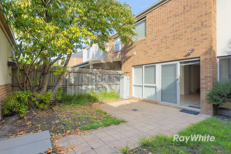 Photo - 14 Mulsanne Lane, Bentleigh East VIC 3165 - Image 7
