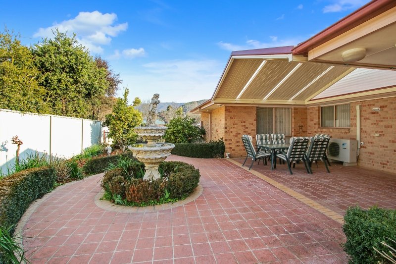 14 Norman Court, Bright VIC 3741