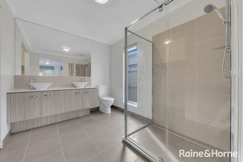 Photo - 14 Oakham Drive, Williams Landing VIC 3027 - Image 6