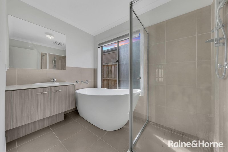 Photo - 14 Oakham Drive, Williams Landing VIC 3027 - Image 15