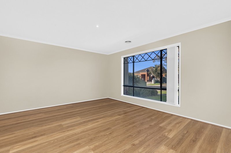 Photo - 14 Ologhlen Drive, Wyndham Vale VIC 3024 - Image 4