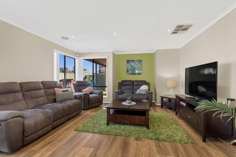 Photo - 14 Ologhlen Drive, Wyndham Vale VIC 3024 - Image 5