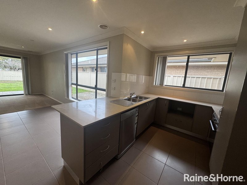 Photo - 14 Onyx Place, Orange NSW 2800 - Image 2