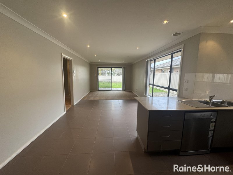 Photo - 14 Onyx Place, Orange NSW 2800 - Image 4