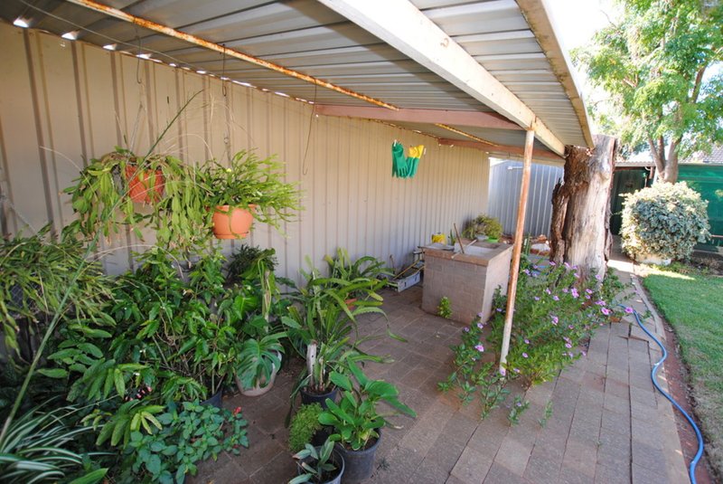 Photo - 14 Parkinson Crescent, Griffith NSW 2680 - Image 5