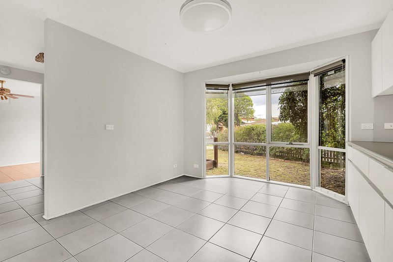 Photo - 14 Pembroke Crescent, Craigieburn VIC 3064 - Image 8