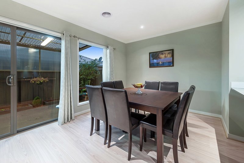 Photo - 14 Pembury Street, Craigieburn VIC 3064 - Image 4