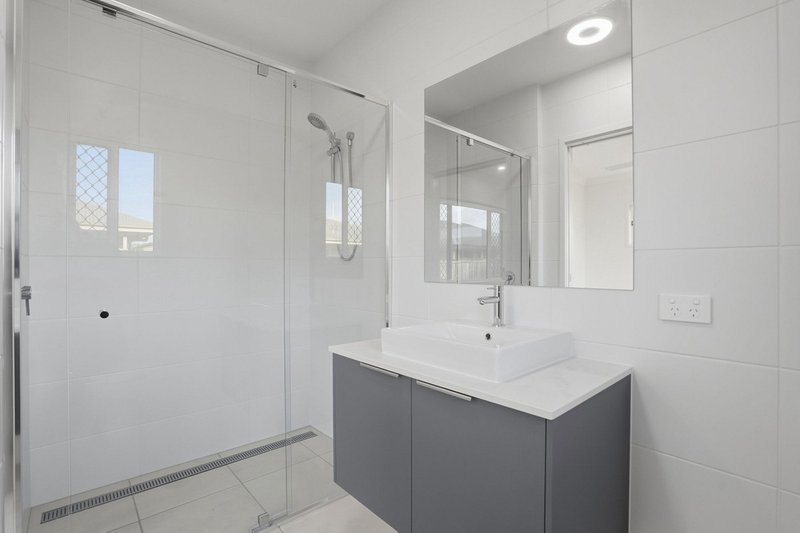Photo - 14 Pickering Place, Upper Caboolture QLD 4510 - Image 8