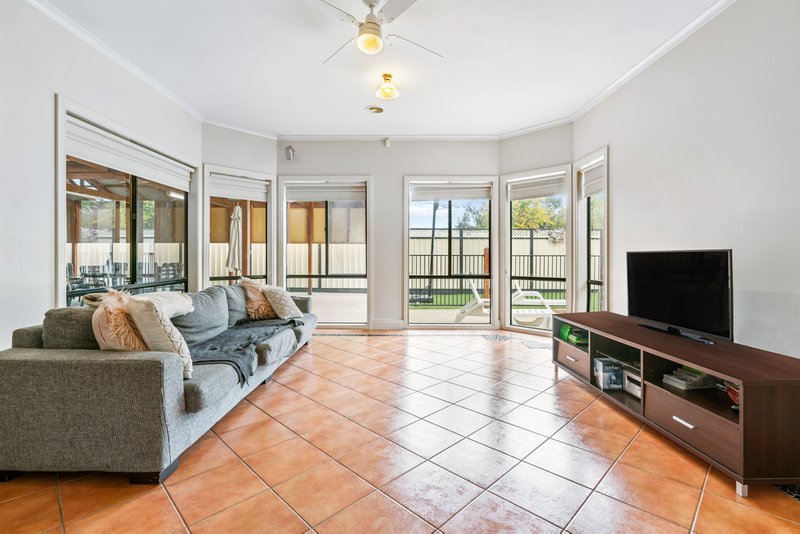 Photo - 14 Pineview Court, Werribee VIC 3030 - Image 5