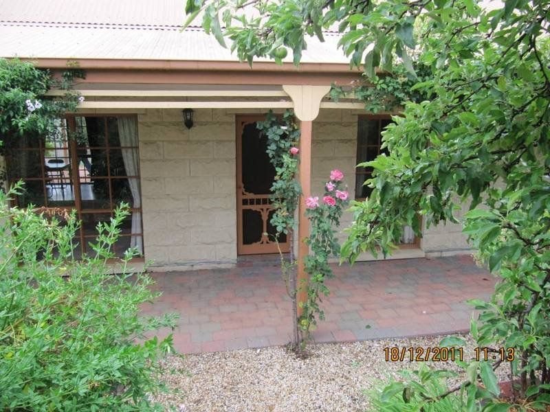 Photo - 14 Preshaw St , Castlemaine VIC 3450 - Image 2