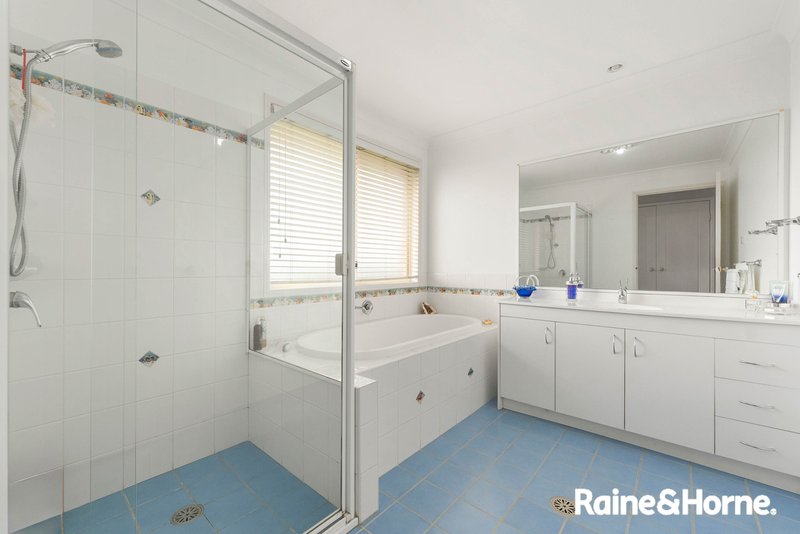 Photo - 14 Rainham Circuit, West Hoxton NSW 2171 - Image 4