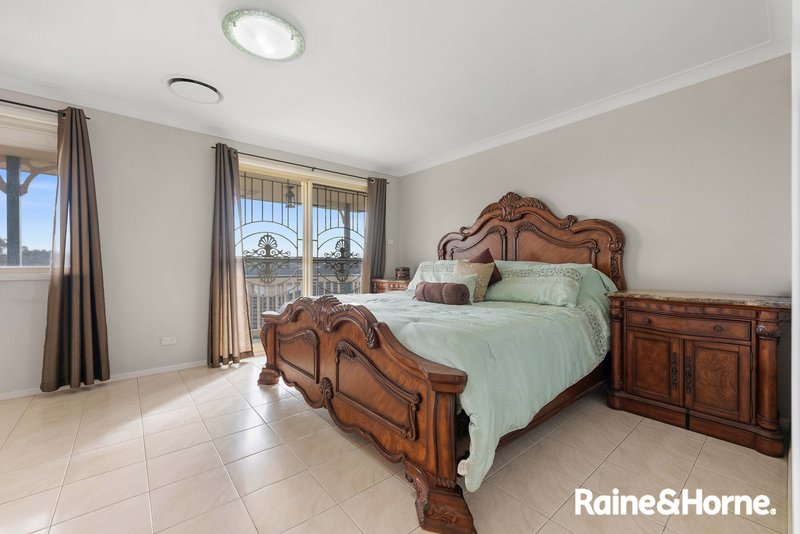 Photo - 14 Rainham Circuit, West Hoxton NSW 2171 - Image 11