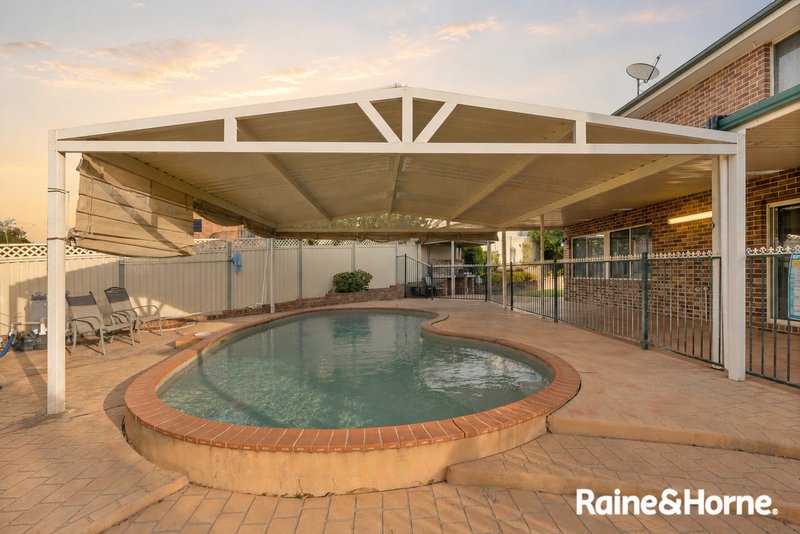 Photo - 14 Rainham Circuit, West Hoxton NSW 2171 - Image 14
