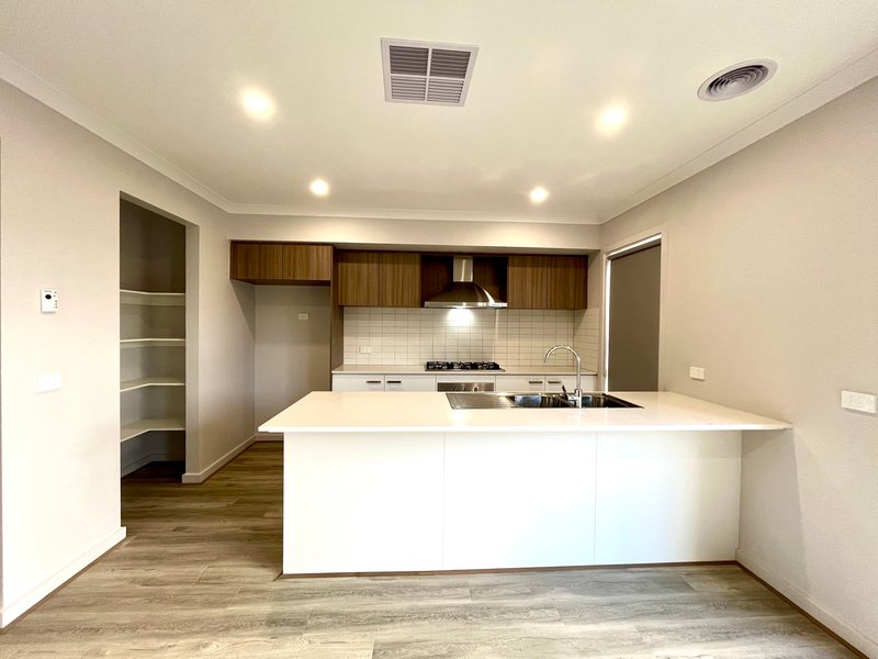 Photo - 14 Rangipo Street, Truganina VIC 3029 - Image 3