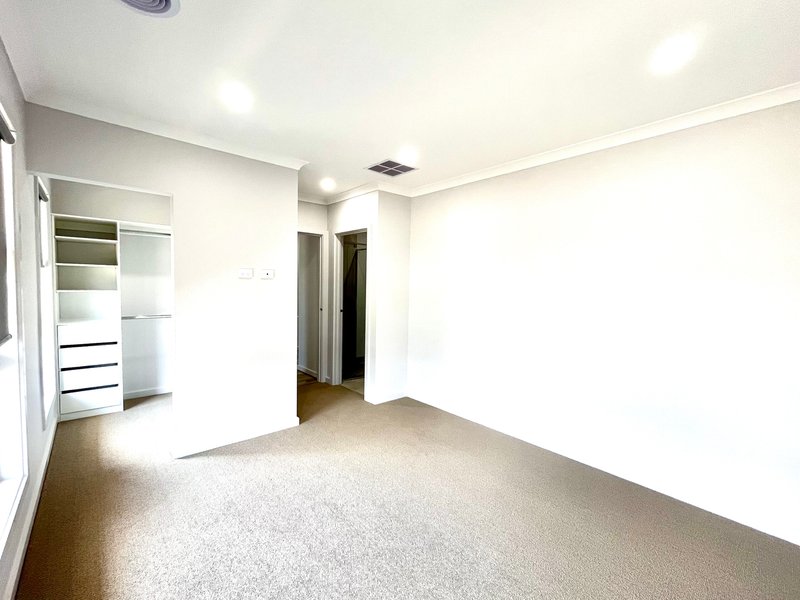 Photo - 14 Rangipo Street, Truganina VIC 3029 - Image 4