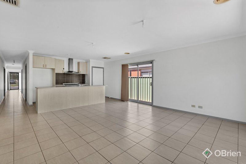 Photo - 14 Reddington Way, Wyndham Vale VIC 3024 - Image 5