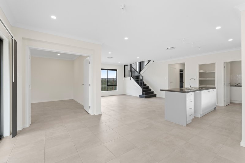Photo - 14 Regents Crescent, Yarrabilba QLD 4207 - Image 4
