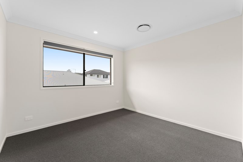 Photo - 14 Regents Crescent, Yarrabilba QLD 4207 - Image 5