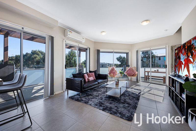 Photo - 14 Rocket Lane, Cranbourne North VIC 3977 - Image 3