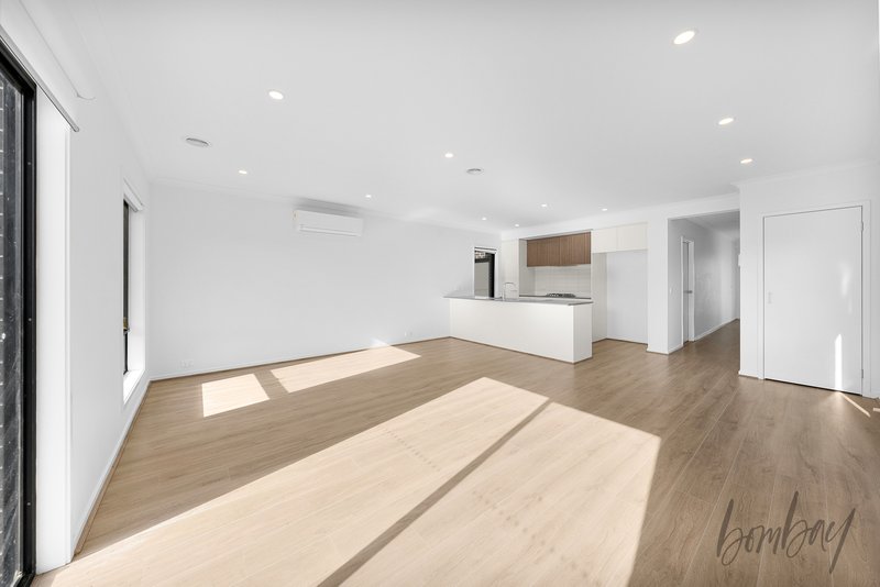 Photo - 14 Roseburn Avenue, Mickleham VIC 3064 - Image 2