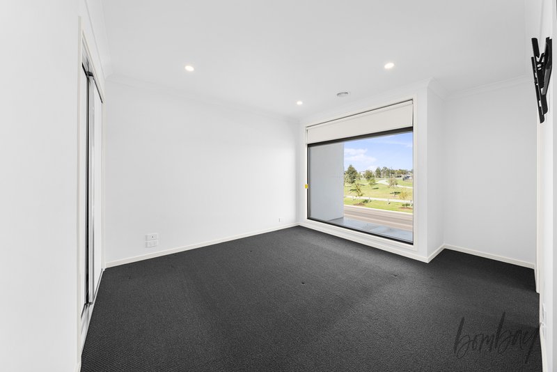 Photo - 14 Roseburn Avenue, Mickleham VIC 3064 - Image 10