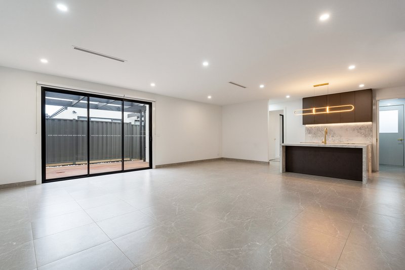Photo - 14 Rosmead Street, Craigieburn VIC 3064 - Image 5