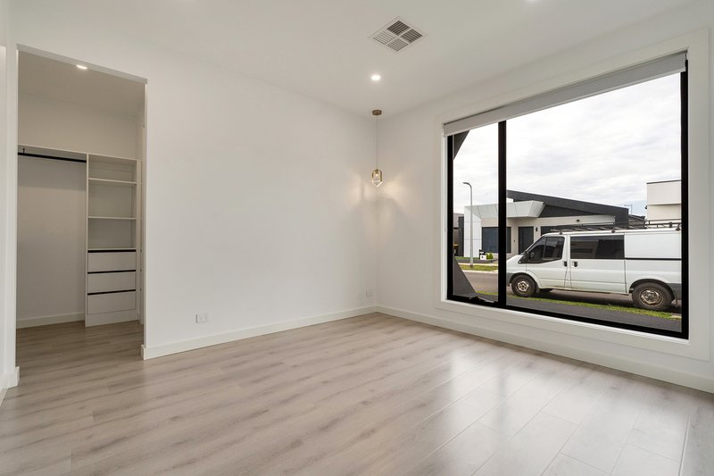 Photo - 14 Rosmead Street, Craigieburn VIC 3064 - Image 7