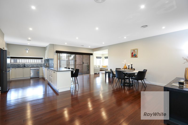 Photo - 14 Rouge Way, Craigieburn VIC 3064 - Image 4